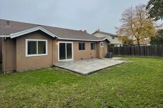 7426 Skander Way in Sacramento, CA - Building Photo - Building Photo