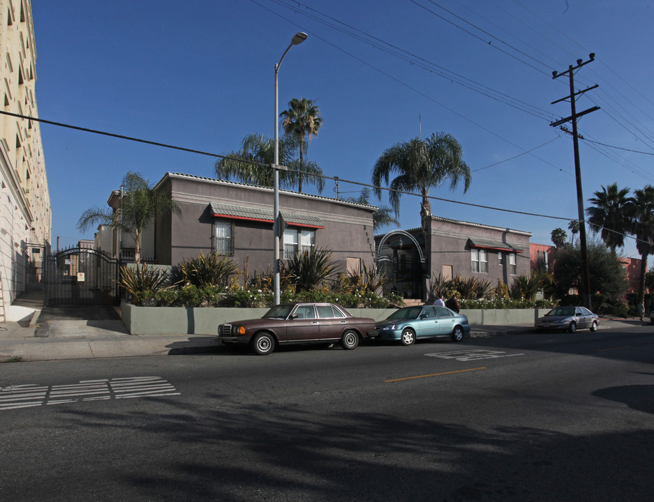 5127-5145 Fountain Ave in Los Angeles, CA - Building Photo