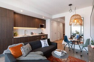 300 W Hill St, Unit 1004 in Chicago, IL - Building Photo
