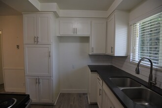 6464 Woodman Ave, Unit 117 in Los Angeles, CA - Building Photo - Building Photo