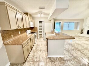 7238 Woodfern Dr in Houston, TX - Building Photo - Building Photo