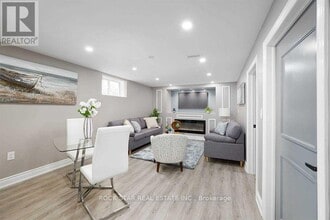 919 Brucedale Ave E in Hamilton, ON - Building Photo - Building Photo