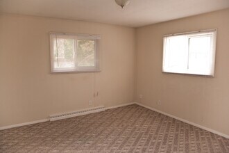 205 Eisenhower Dr, Unit 4 in Bloomington, IL - Building Photo - Building Photo