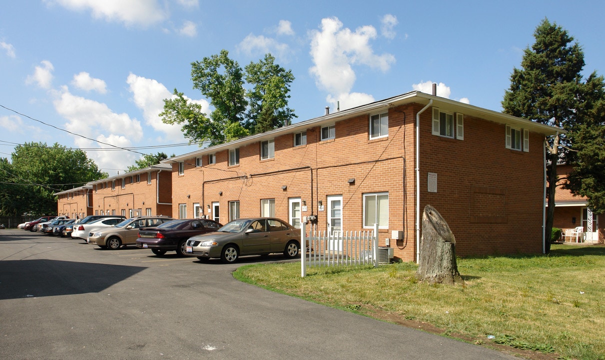 897-905 N Meadows Ct in Columbus, OH - Building Photo