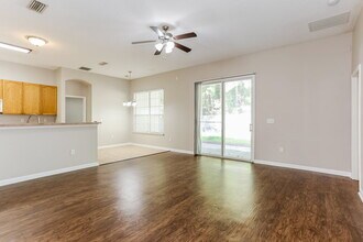 667 Bonaparte Dr in Jacksonville, FL - Foto de edificio - Building Photo