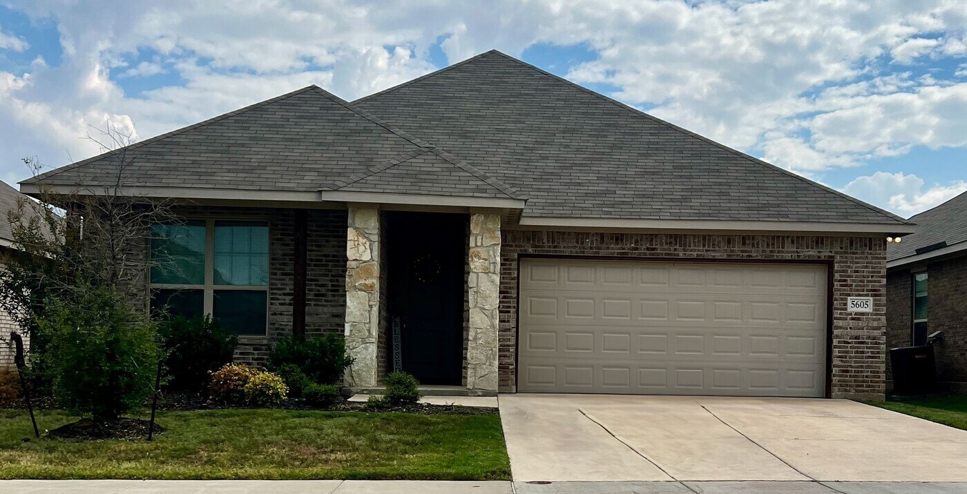 5605 McLanahan Ln in Crowley, TX - Building Photo