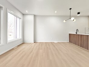 9305-9123 123 Ave NW in Edmonton, AB - Building Photo - Building Photo