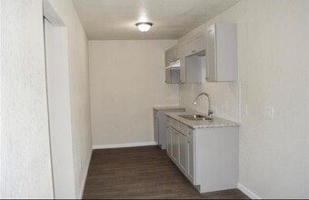 7913 Woodlyn Rd in Houston, TX - Foto de edificio - Building Photo