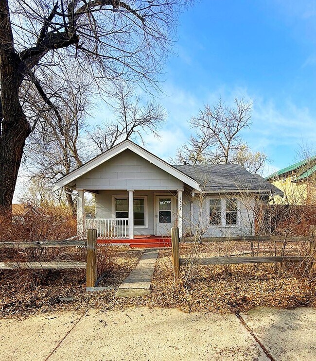 property at 1701 W Kiowa St