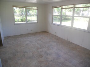 922 Lewis Dr in Daytona Beach, FL - Building Photo - Building Photo