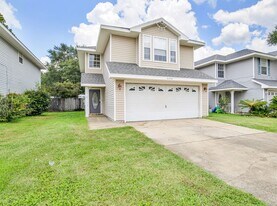 6246 Cottage Woods Dr in Milton, FL - Building Photo