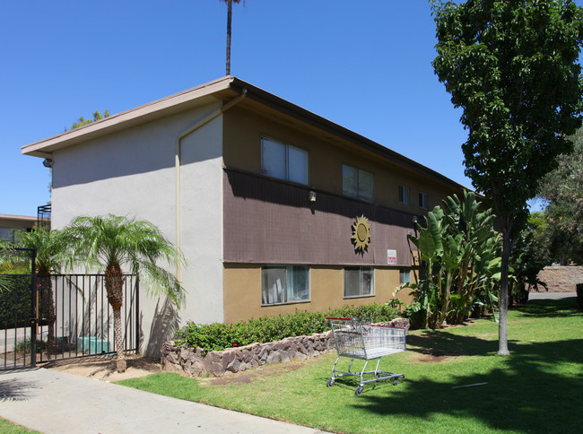 Vista Del Sol in Corona, CA - Foto de edificio - Building Photo