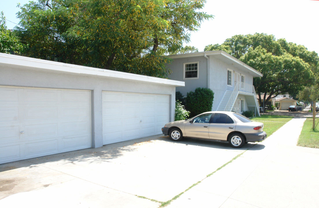 1130 W Chandler Blvd in Burbank, CA - Foto de edificio