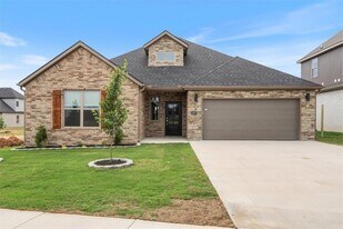 6911 Orange Ave in Bentonville, AR - Building Photo