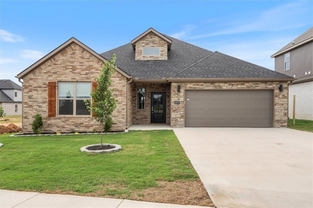 6911 Orange Ave in Bentonville, AR - Building Photo