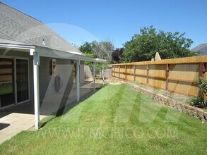 1260 Ravenshoe Way in Chico, CA - Building Photo - Building Photo