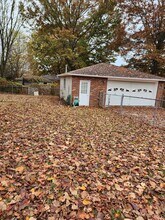 8404 Robin Hill Dr in Louisville, KY - Building Photo - Building Photo
