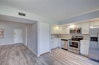 5160 Las Verdes Cir in Delray Beach, FL - Building Photo - Building Photo