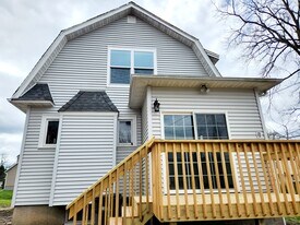 1404 Grove St in Burlington, IA - Building Photo