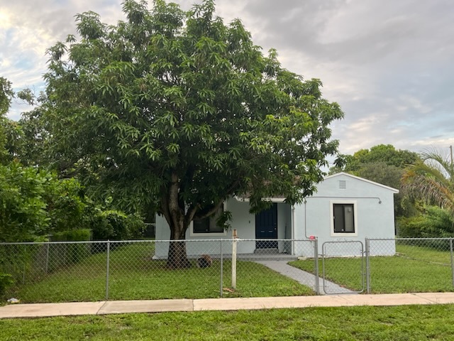 925 NW 121st St in North Miami, FL - Building Photo