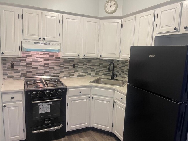 916 S 11th St, Unit 2R in Philadelphia, PA - Foto de edificio - Building Photo