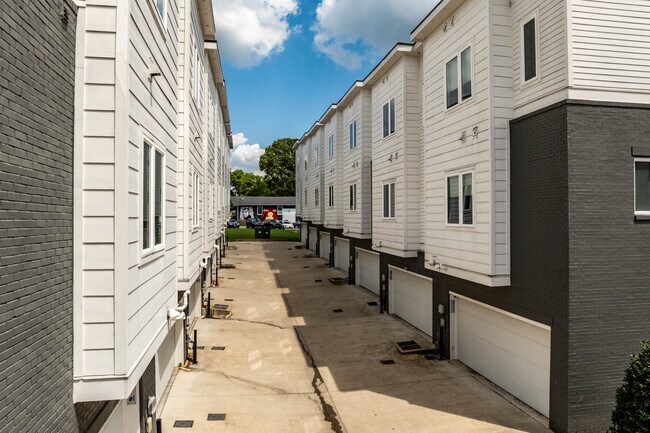 1050 E Trinity Ln in Nashville, TN - Building Photo - Building Photo