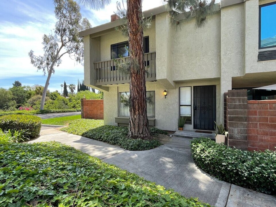 1629 Sherwood Village Cir in Placentia, CA - Building Photo