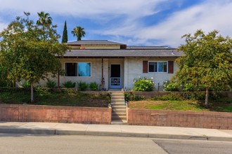 1241 E Bastanchury Rd in Fullerton, CA - Foto de edificio - Building Photo