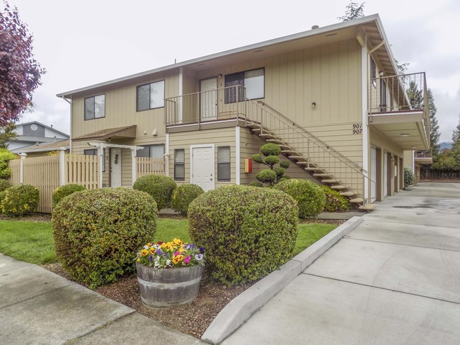 Chinook Garden Court in Ukiah, CA - Building Photo - Building Photo