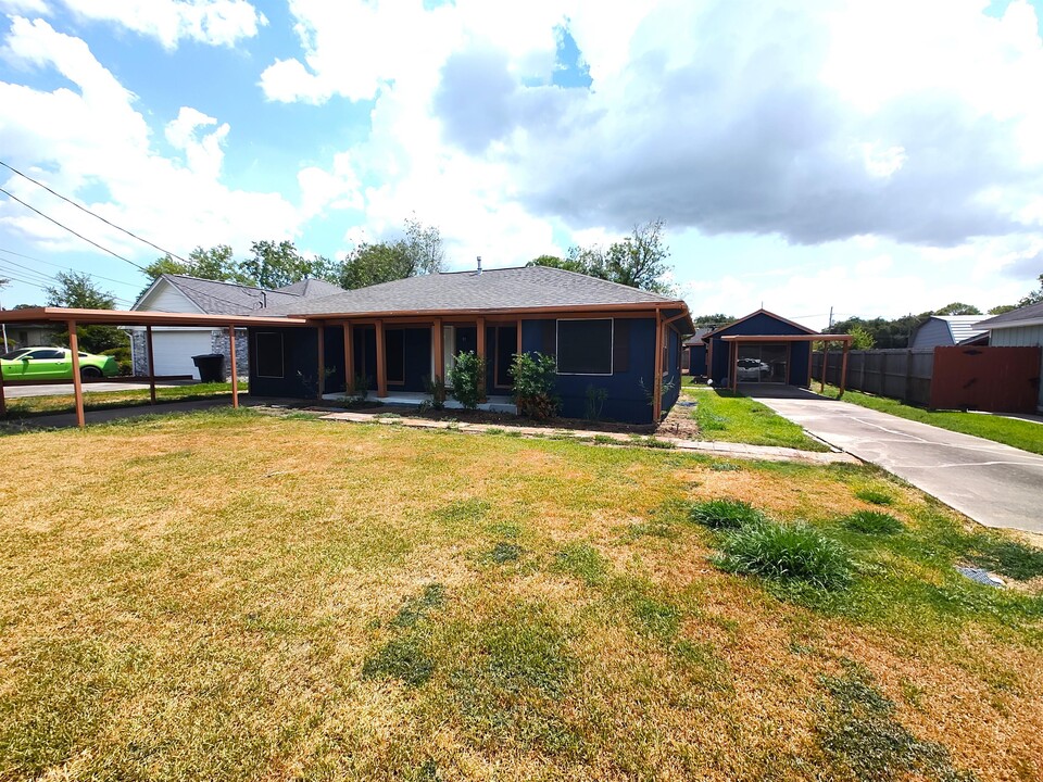 2603 Ave G in Nederland, TX - Building Photo