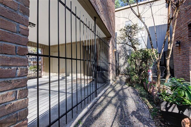 9400 Doliver Dr in Houston, TX - Building Photo - Building Photo