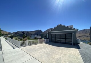 716 W Golf Course Dr in Chelan, WA - Building Photo - Building Photo