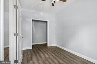 171 E Sharpnack St in Philadelphia, PA - Building Photo