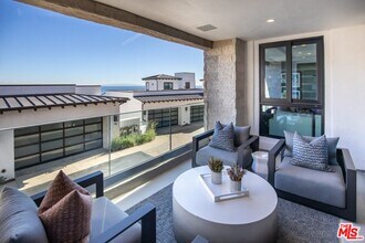 17328 Tramonto Dr in Los Angeles, CA - Building Photo - Building Photo