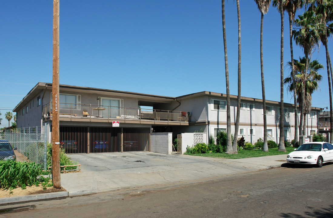 Fresno Palms Apartments in Fresno, CA - Building Photo