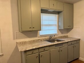 502 Breezy Ln in Wharton, TX - Building Photo - Building Photo