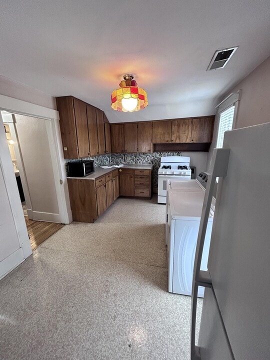 313 S Hickory St in Ottawa, KS - Building Photo