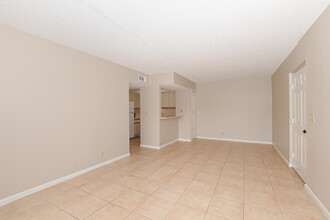 1540 SE Royal Green Cir in Port St. Lucie, FL - Building Photo - Building Photo
