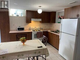 5688 Brightpool Crescent in Mississauga, ON - Building Photo