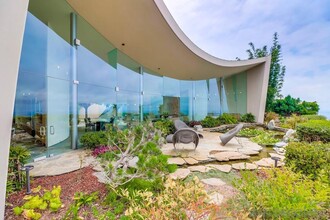 724 Muirlands Vista Way in San Diego, CA - Building Photo - Building Photo