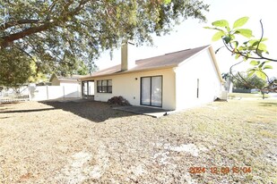 13444 Silvercreek Dr in Riverview, FL - Foto de edificio - Building Photo