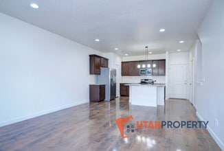 5670 W Pelican Ridge Ln in West Valley City, UT - Building Photo - Building Photo