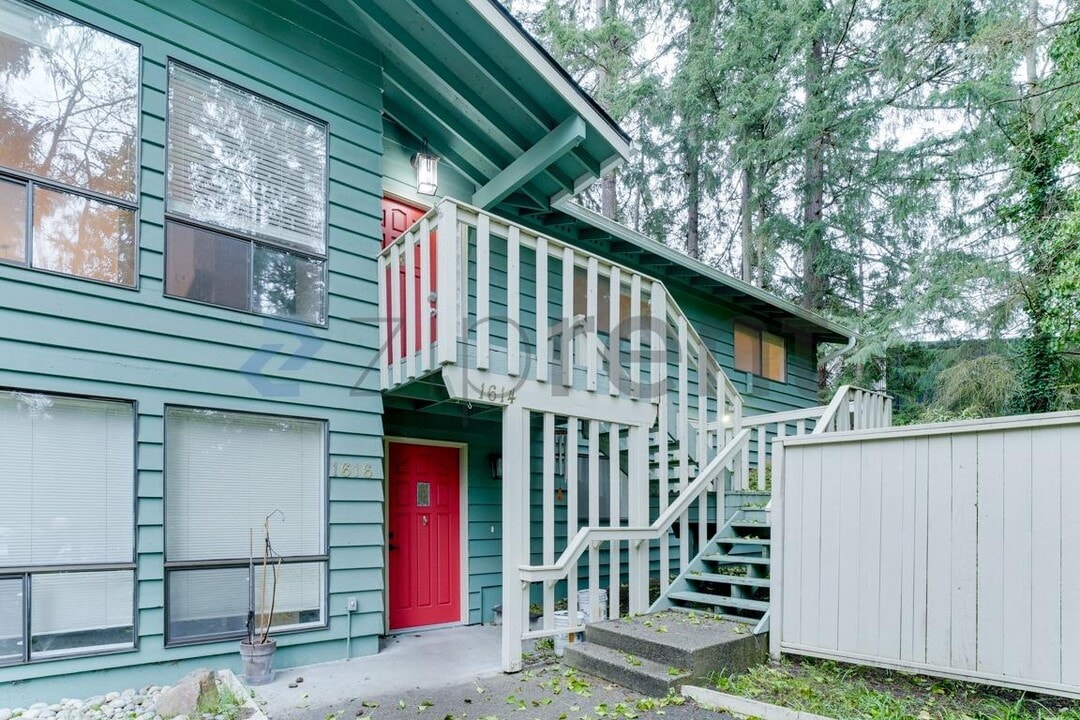 1614 NE 199th Ct in Shoreline, WA - Building Photo