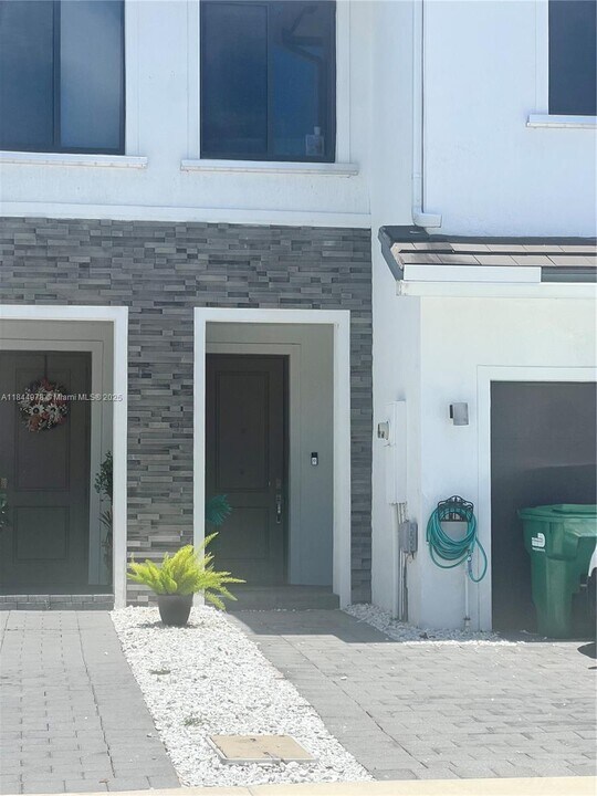 10859 SW 235th Ln in Princeton, FL - Building Photo