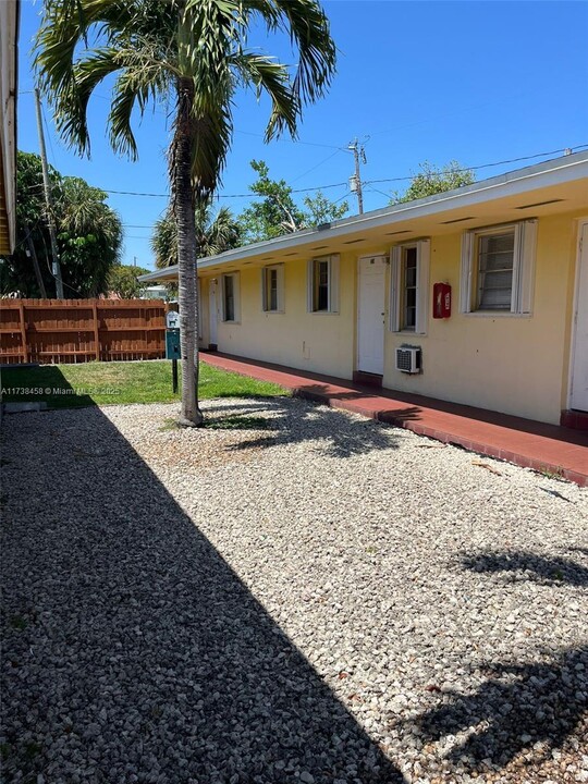 1915 Fletcher St in Hollywood, FL - Building Photo