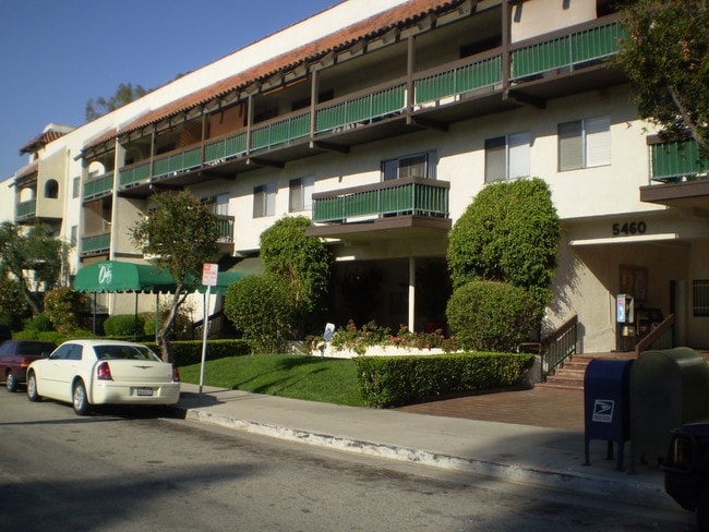 5460 White Oak Ave, Unit J in Encino, CA - Foto de edificio - Building Photo