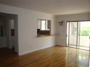 1538 N Hayworth Ave, Unit 8 in Los Angeles, CA - Building Photo - Building Photo