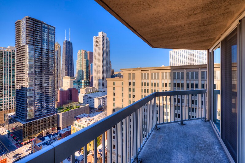 70 W Huron St in Chicago, IL - Foto de edificio