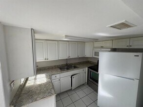 5201 NW 18th St in Lauderhill, FL - Foto de edificio - Building Photo