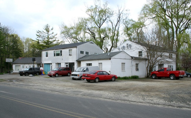 20 Station Rd in Brookfield, CT - Foto de edificio - Building Photo